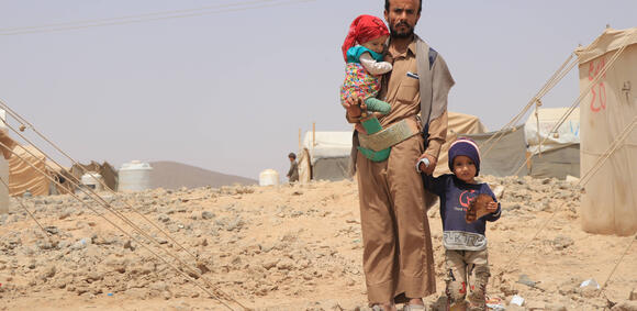 Papa met kinderen in Jemen